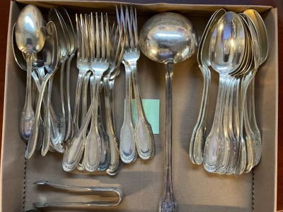 un lot de cuillères en argent et de cuillères dans une boîte