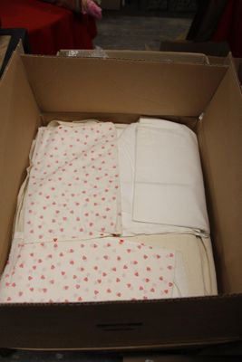 une boîte dans laquelle se trouve un lit
