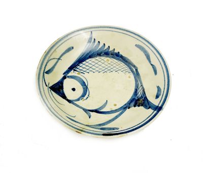 une assiette bleue et blanche ornée d'un motif de poisson