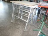 une table placée au milieu d'une pièce