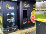 deux distributeurs automatiques au bord de la route