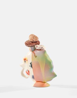 une figurine représentant une femme coiffée d'un chapeau