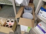 une boîte de papier toilette et une boîte de papier toilette par terre