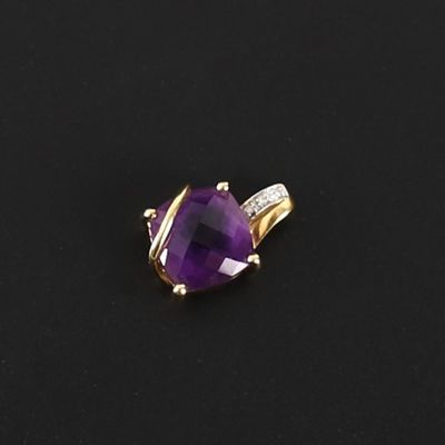 un pendentif en améthorate et diamant sur un fond noir