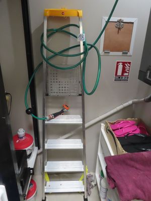 une échelle qui se trouve à côté d'un lit dans une chambre