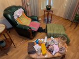 un salon avec un canapé, un fauteuil, une table et une télévision
