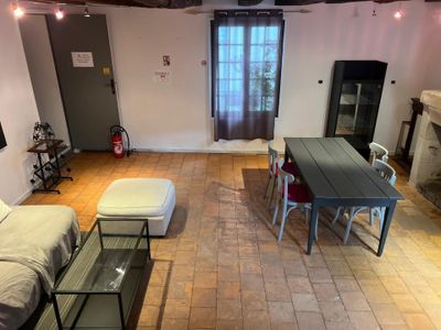un salon avec un canapé et une table