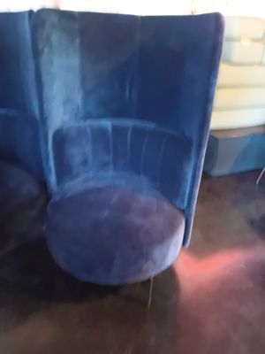 une chaise bleue qui se trouve dans une pièce
