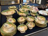 beaucoup d'assiettes, de tasses et de soucoupes sur la table