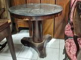 une petite table et une chaise dans un coin de la pièce