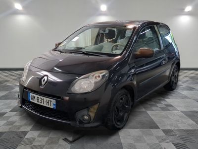 la photo d'une petite voiture noire garée dans un garage