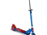 gros plan d'un scooter sur fond blanc