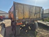 un camion-benne immobilisé dans la terre