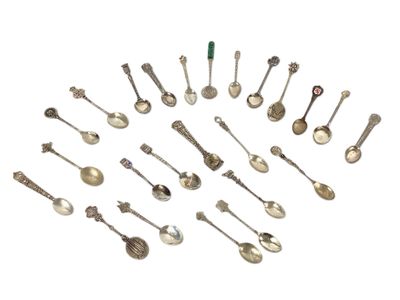 un ensemble de cuillères en argent et de cuillères à soupe posées sur une surface blanche