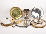 beaucoup d'objets en argent et en or sur la table