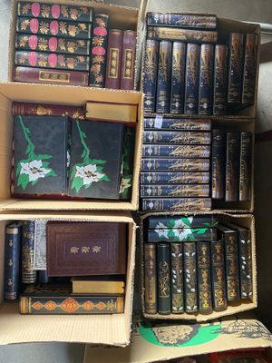 plusieurs livres empilés dans une boîte