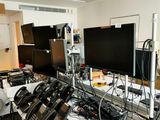 il y a beaucoup d'appareils électroniques sur la table dans la pièce