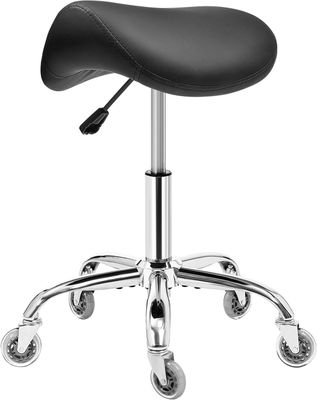 l'arrière d'un tabouret noir et chromé muni de roulettes, sur fond blanc