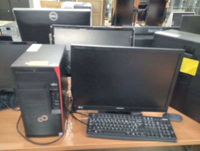 beaucoup d'écrans d'ordinateur et de claviers sur le bureau