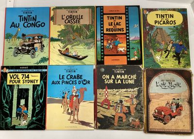 Plusieurs livres sont alignés sur une table où sont posées des photos de personnes