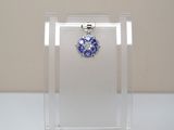 une vitrine transparente dans laquelle est exposé un collier bleu et blanc