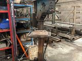 une machine qui se trouve dans un entrepôt avec d'autres machines