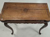 une vieille table en bois surmontée d'un petit tiroir