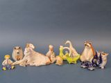 de nombreuses figurines d'animaux assis ensemble sur un fond bleu