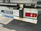 un gros plan de l'arrière d'un camion sur lequel figure une plaque d'immatriculation