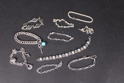 de nombreux bijoux en argent sur un fond noir