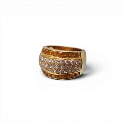 une image d'une bague en or avec des diamants sur un fond blanc
