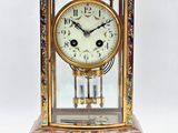 une petite horloge posée sur une table