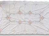 un drap blanc orné d'un motif floral