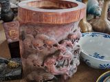 de nombreux vases et assiettes de toutes sortes sur la table