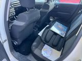 la banquette arrière d'une voiture dans laquelle se trouvaient une carte et un téléphone portable