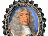 portrait d'un homme portant une chaîne autour du cou