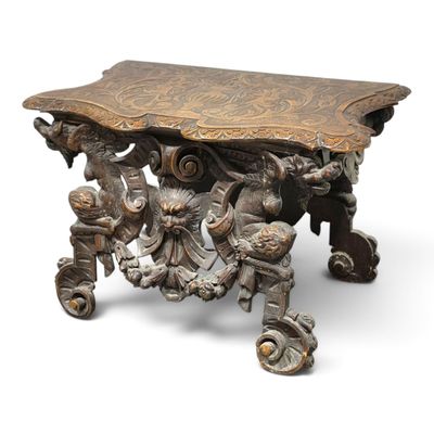 une table en bois ornée de sculptures sur fond blanc