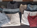 de nombreux vêtements étalés sur une table