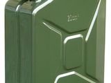 un jerrican vert posé sur une surface blanche