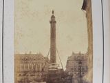 une photo d'une vieille photo d'un phare au cœur d'une ville