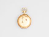 une image d'une montre de poche en or sur une surface blanche