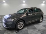 la volkswagen tiguan est garée sur un carrelage à carreaux