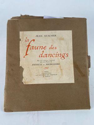 un vieux livre posé sur une table recouverte de papier