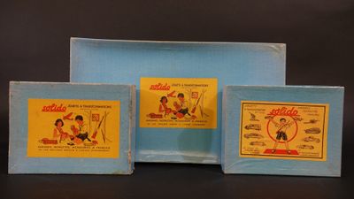 trois boîtes bleues et jaunes ornées d'images d'enfants