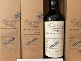 une bouteille de vin posée sur une étagère dans un magasin