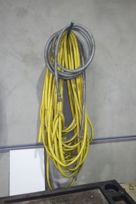un tas de fils jaunes accrochés au mur