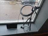 une image représentant une photo d'un appareil photo posé sur un trépied devant une fenêtre