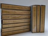 plusieurs livres sont empilés sur une table