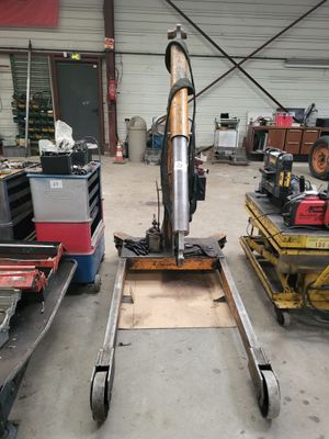 une grande machine qui se trouve dans un garage