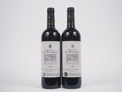 deux bouteilles de vin rouge posées l'une à côté de l'autre sur une surface blanche